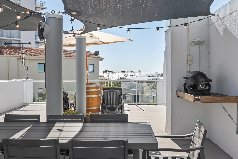 Coastal Beachside Rooftop Retreat 2 Bedroom Apartment Rooftop Dining