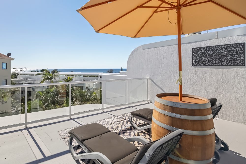 Coastal Beachside Rooftop Retreat 2 Bedroom Apartment Rooftop Sun Lounges