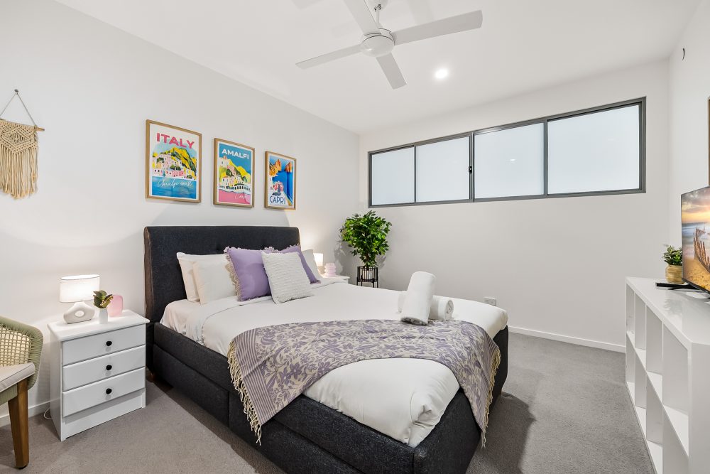 Second bedroom with queen bed