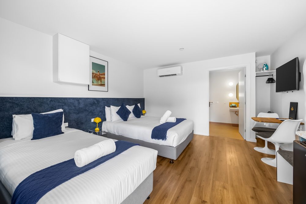 Palm Collection Accessible Twin room with 1 queen and 1 single bed