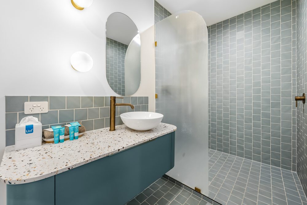 Palm Collection Queen Studio Twin bathroom