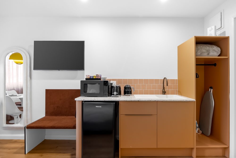 Palm Collection Queen Studio Twin kitchenette
