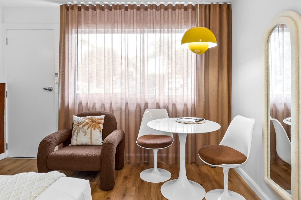 Palm Collection Queen Studio Twin seating area