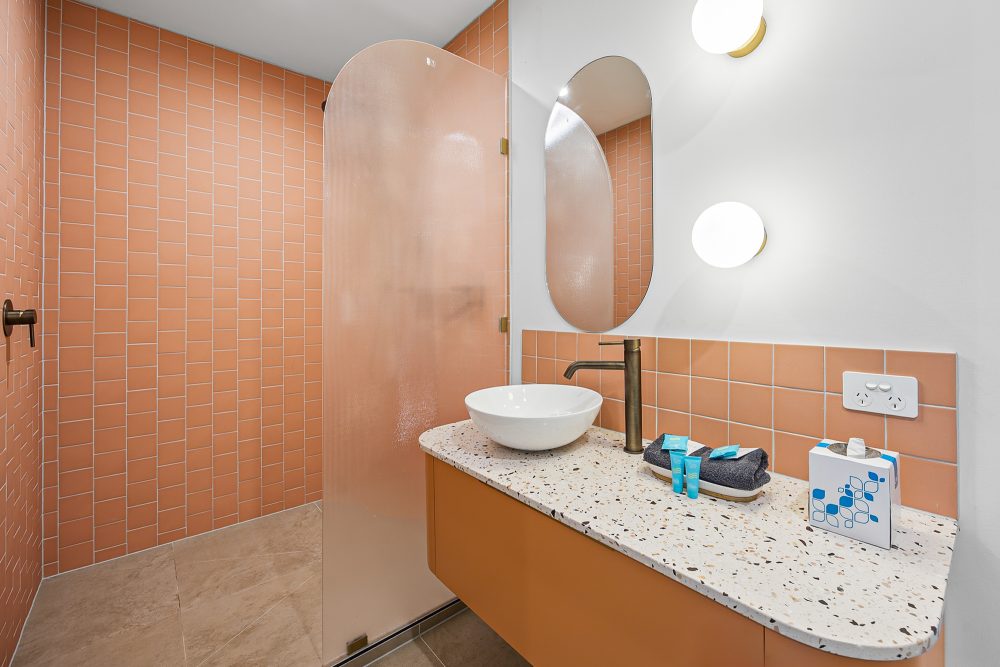 Palm Collection Queen Studio bathroom